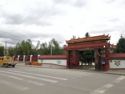 2026年阿坝州藏族羌族自治州藏文中学校是否招收高三复读生